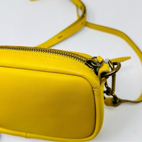 Madewell mini The Leather Carabiner Crossbody Bag In Gilded Chartreuse - Picture 5 of 6